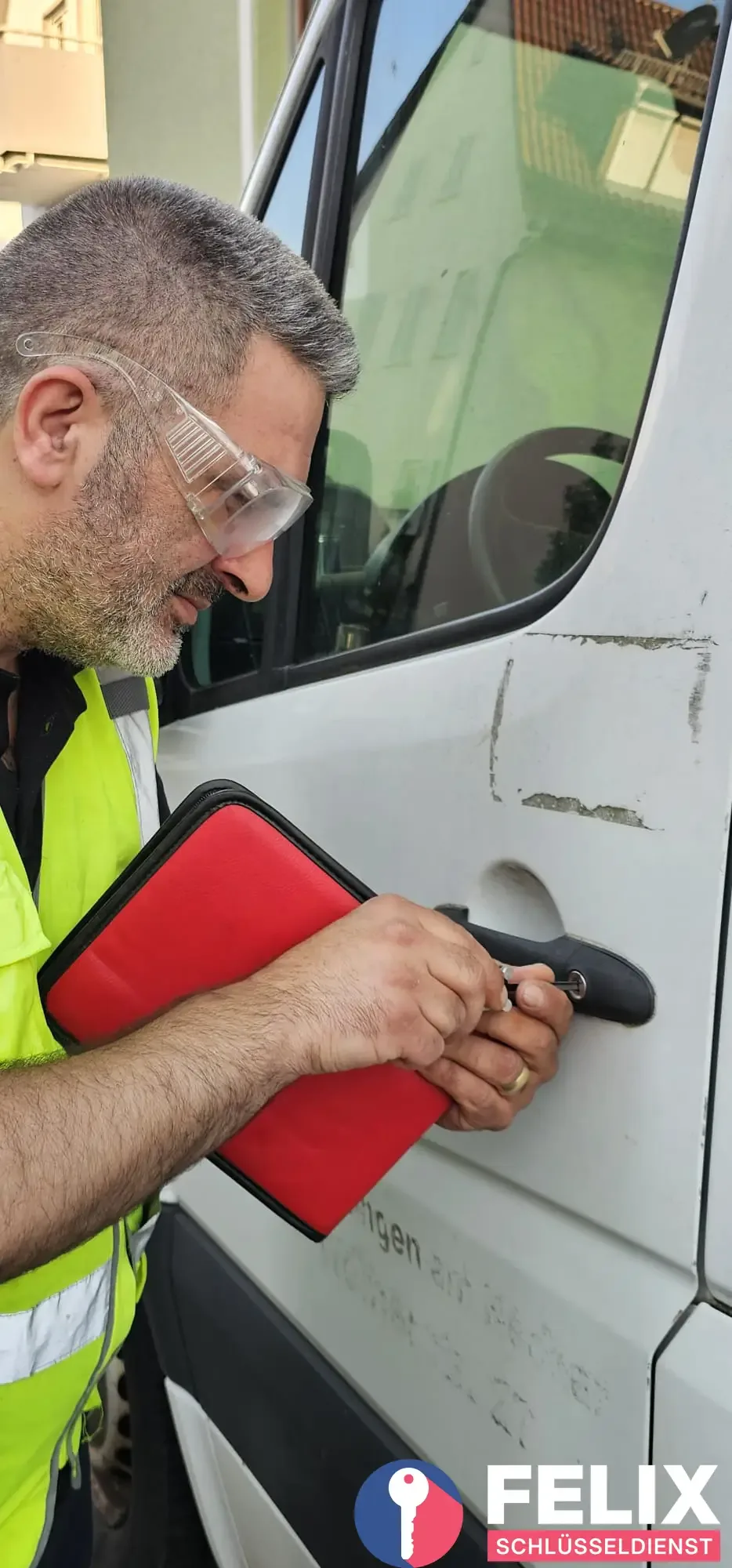 Spezialwerkzeug im Einsatz an einer verriegelten Fahrzeugtür