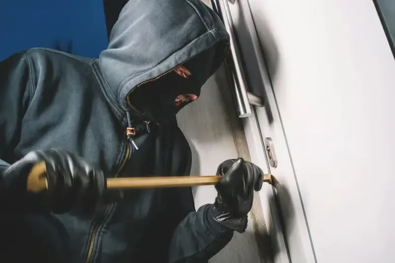 Montierte Sicherheitstechnik an einer Wohnungstür in Stuttgart