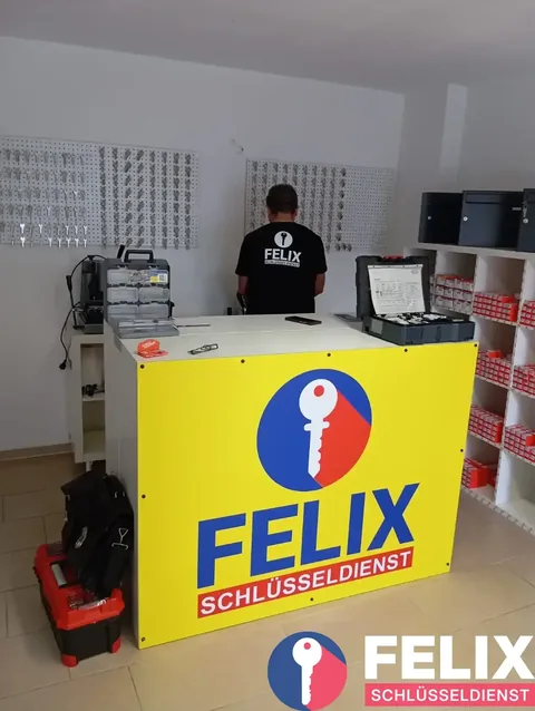 Innenraum des Fachgeschäfts mit Schlüsselrohlingen, Schlössern und Sicherheitstechnik