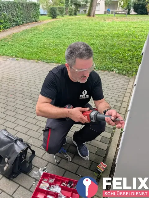 Monteur von Schlüsseldienst Felix bei einer Türöffnung an einer Haustür in Stuttgart