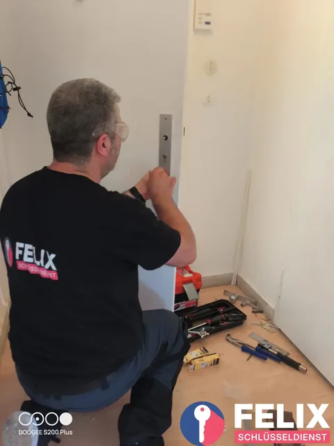 Öffnungswerkzeug am Schließzylinder einer Wohnungstür – Detailaufnahme