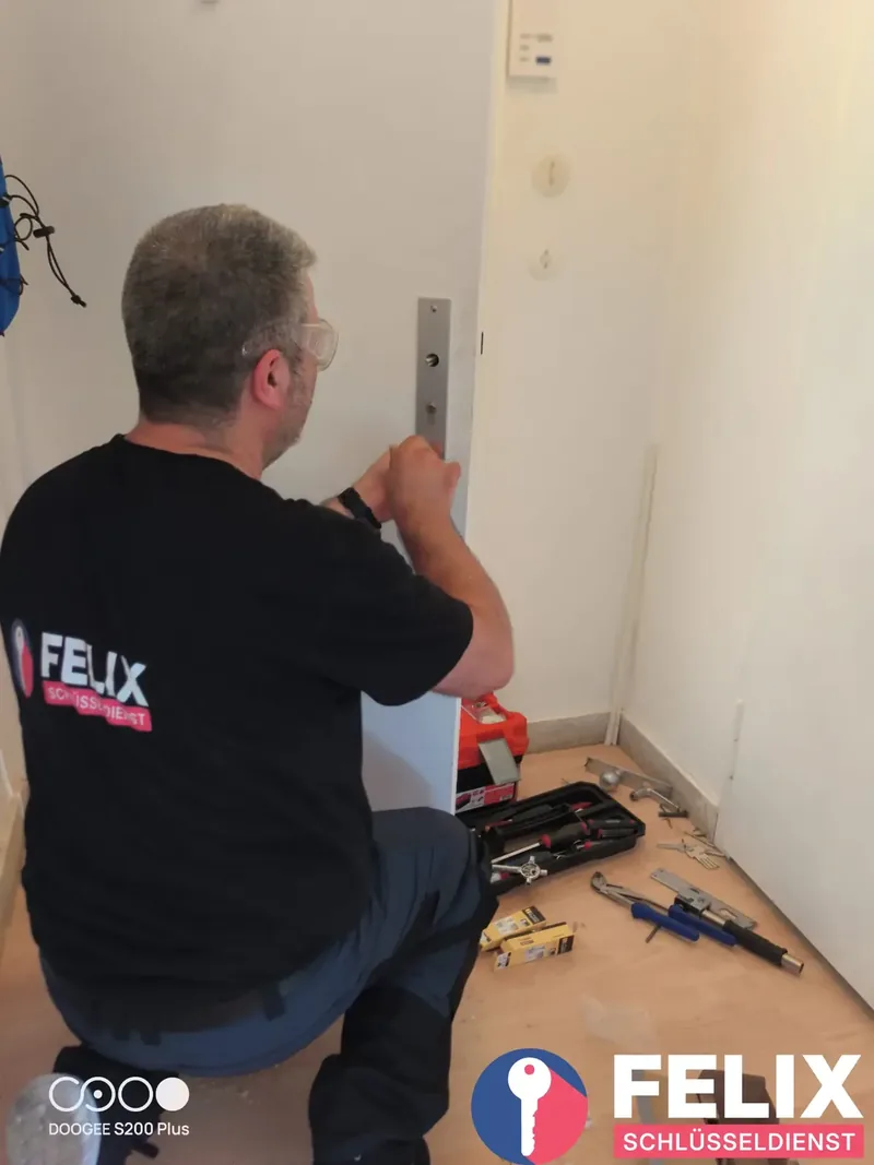 Monteur von Schlüsseldienst Felix öffnet eine Wohnungstür am Schließzylinder